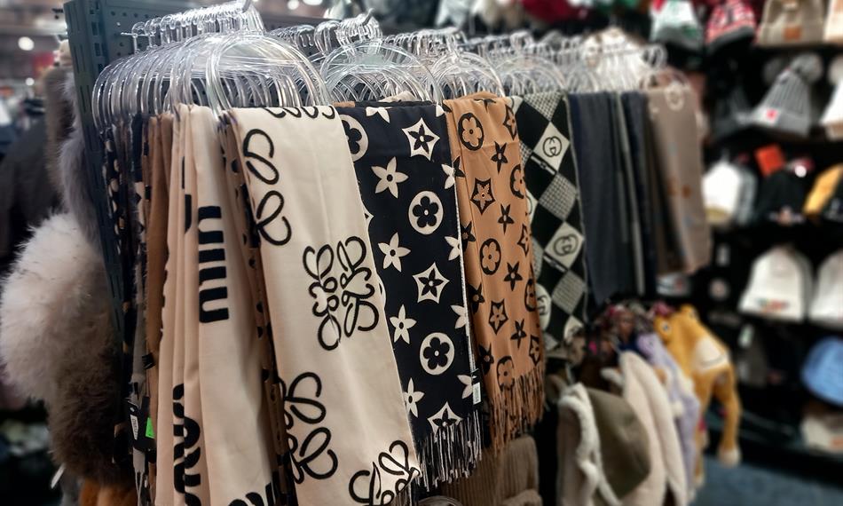 širový výběr zboží obsahující i padělky